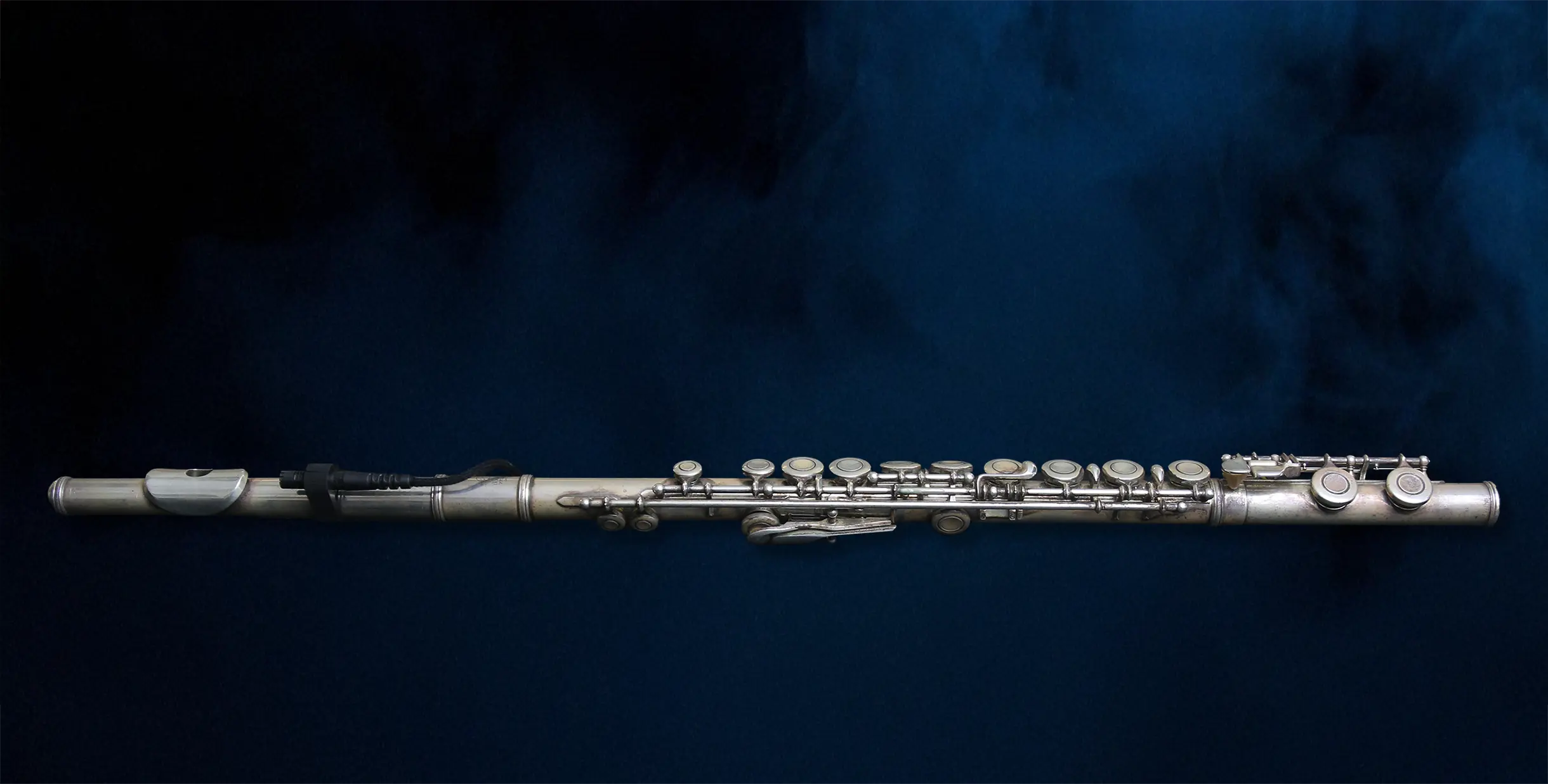 REMIC RE7200 Microphone mounted on Flute for Live Performances